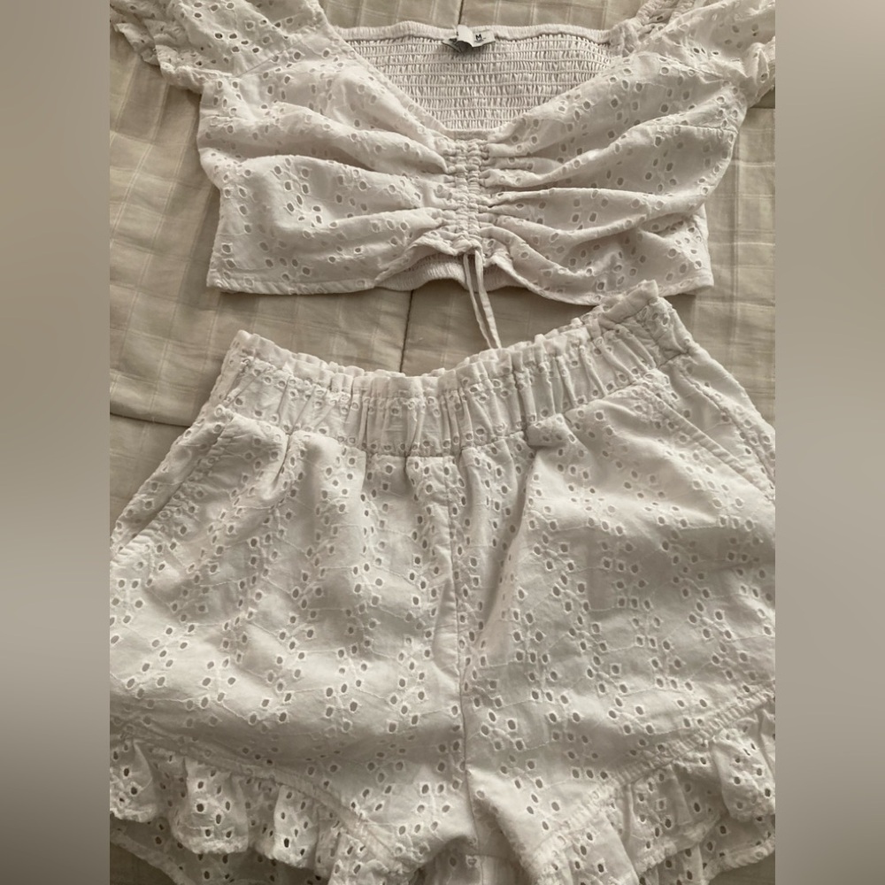 🤩2pc eyelet solid white short set